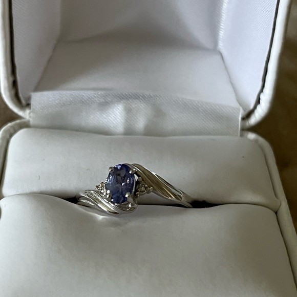 Jewelry - Elegant Silver Ring with Tanzanite stone